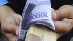 Petugas bank menyiapkan uang pecahan untuk layanan penukaran uang baru di GOR Tri Lomba Juang, Kota Semarang,  Senin (20/5/2019). Pelaksanaan layanan penukaran guna memenuhi kebutuhan uang pecahan untuk lebaran ini berlangsung secara bergantian mulai 20-23 Mei 2019. (Liputan6.com/Gholib)