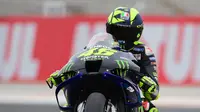 Pembalap Monster Energy Yamaha Valentino Rossi mengikuti sesi latihan pertama Grand Prix MotoGP Valencia di sirkuit Ricardo Tormo di Valencia pada 13 November 2020. Valentino Rossi sudah eksis di ajang ini sejak 2000 hingga kini. (AFP/LLUIS GENE)