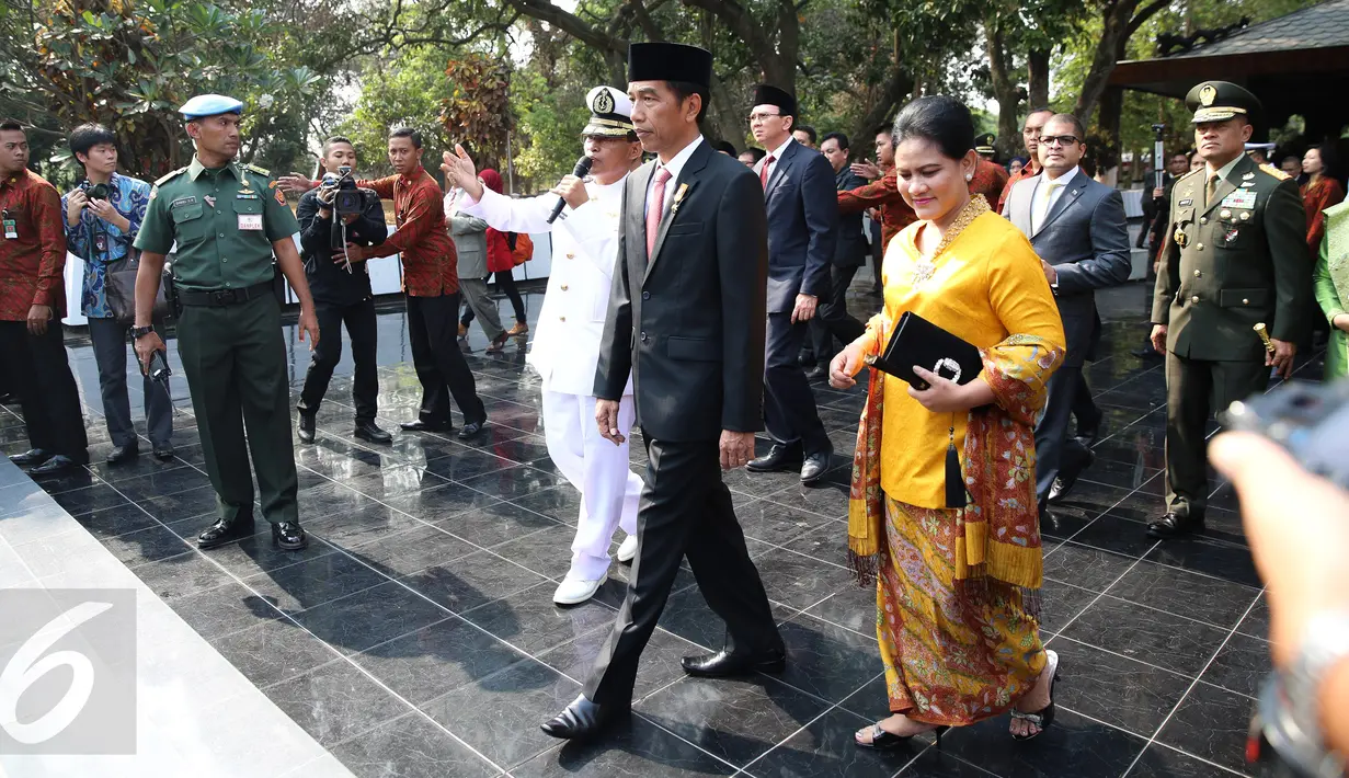 Presiden Jokowi‎ bersama Ibu Negara, Iriana saat akan meninggalkan Monumen Pancasila Sakti, Jakarta, Kamis (1/10/2015).‎ Jokowi memimpin upacara Peringatan Hari Kesaktian Pancasila yang ke-50 tahun yang jatuh pada hari ini. (Liputan6.com/Faizal Fanani)
