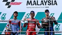 (kiri ke kanan) Pembalap Ducati Gresini Racing Enea Bastianini, pembalap Ducati Lenovo Francesco Bagnaia, dan pembalap Monster Energy Yamaha Fabio Quartararo merayakan kemenangan mereka pada MotoGP Malaysia 2022 di Sirkuit Internasional Sepang, Sepang, Malaysia, Minggu (23/10/2022). Francesco Bagnaia sukses menjadi juara MotoGP Malaysia 2022 disusul Enea Bastianini dan Fabio Quartararo. (MOHD RASFAN/AFP)