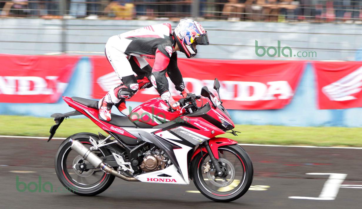Dani Pedrosa tengah beraksi dengan berdiri diatas motor Honda CBR 150 di Sentul, Bogor, Minggu (14/2/2016). (Bola.co/Nicklas Hanoatubun)