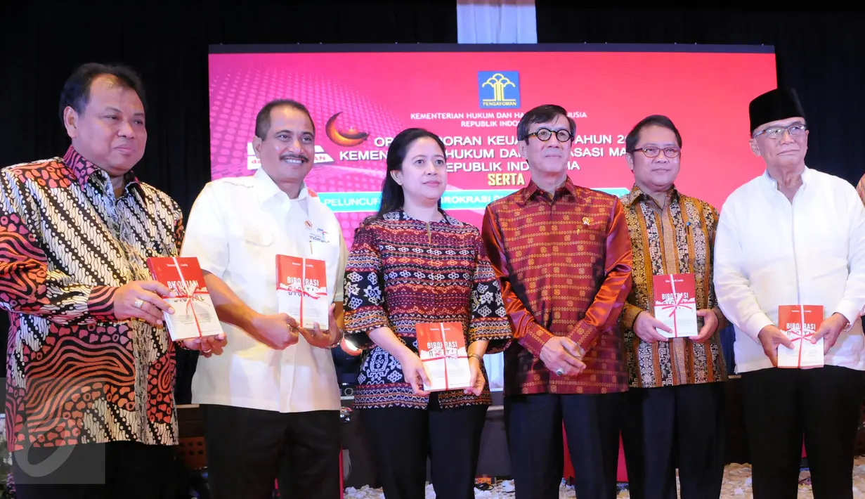 (ki-ka) Ketua MK Arief Hidayat, Menpar Arief Yahya, Menko PMK Puan Maharani, Menkumham Yassona Laoly, Menkominfo Rudiantara saat peluncuran buku Birokrasi Digital di Jakarta, Senin (13/6). (Liputan6.com/Helmi Afandi)