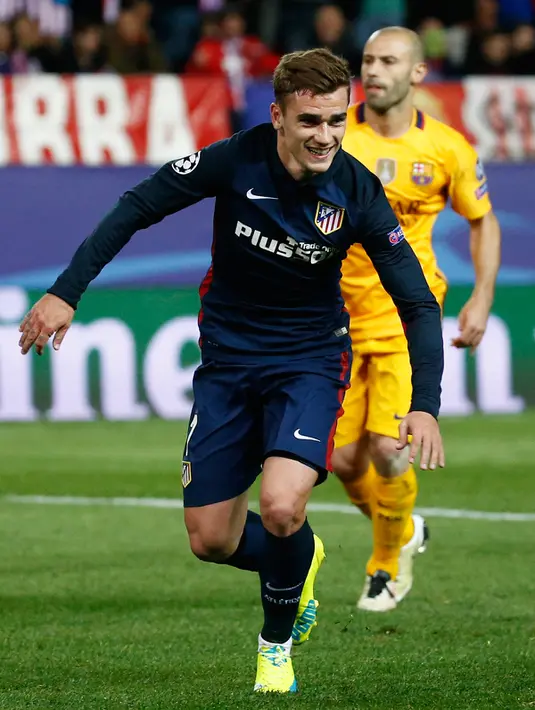 Penyerang Atletico Madrid, Antoine Griezmann melakukan selebrasi usai mencetak gol keduanya kegawang Barcelona di leg kedua Liga Champions di Vicente Calderon, Madrid, (14/4). Atletico menang atas Barcelona dengan skor 2-0. (Reuters/Sergio Perez)