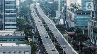 Pengendara sepeda motor nekat melintas di Jalan Layang Non Tol (JLNT) Casablanca, Jakarta Selatan, Senin (8/5/2023). (Liputan6.com/Johan Tallo)