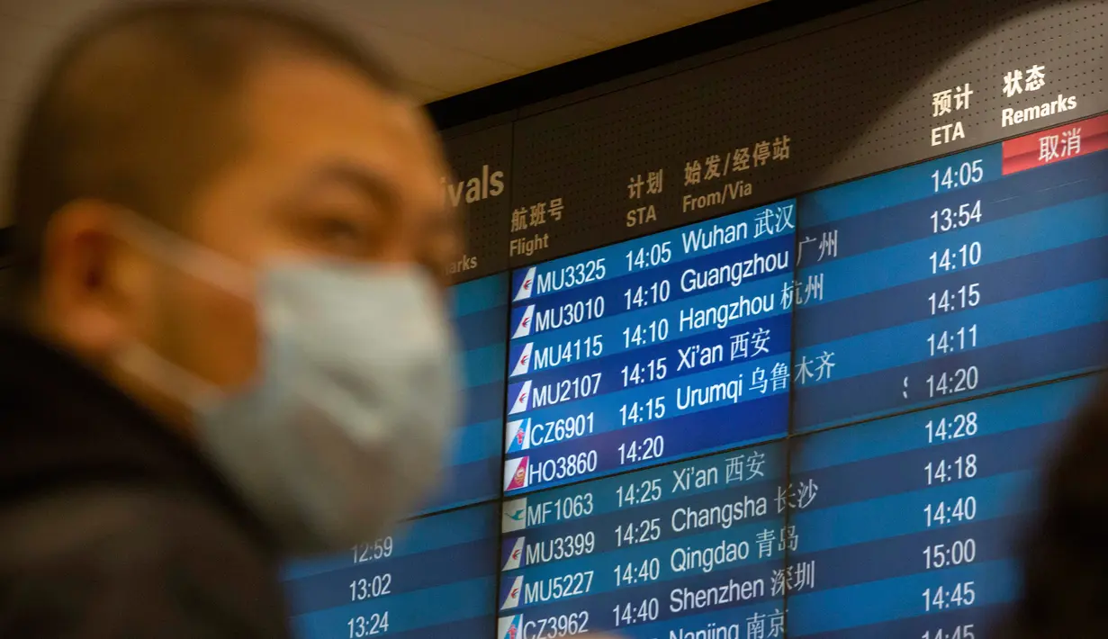 Sebuah papan informasi memperlihatkan jadwal penerbangan dari Wuhan yang dibatalkan di Bandara Internasional Ibu Kota Beijing, 23 Januari 2020. Pemerintah China menghentikan semua penerbangan dan kereta api yang meninggalkan Wuhan, kota pusat penyebaran virus corona. (AP/Mark Schiefelbein)