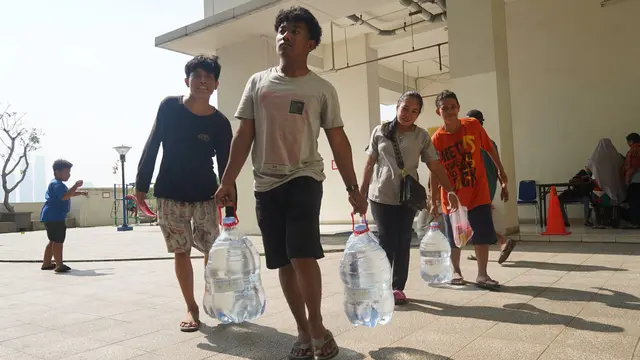 Solidaritas untuk Korban Kebakaran Manggarai, MUI DKI Jakarta Bersama Le Minerale Salurkan 2.600 Galon Air Mineral