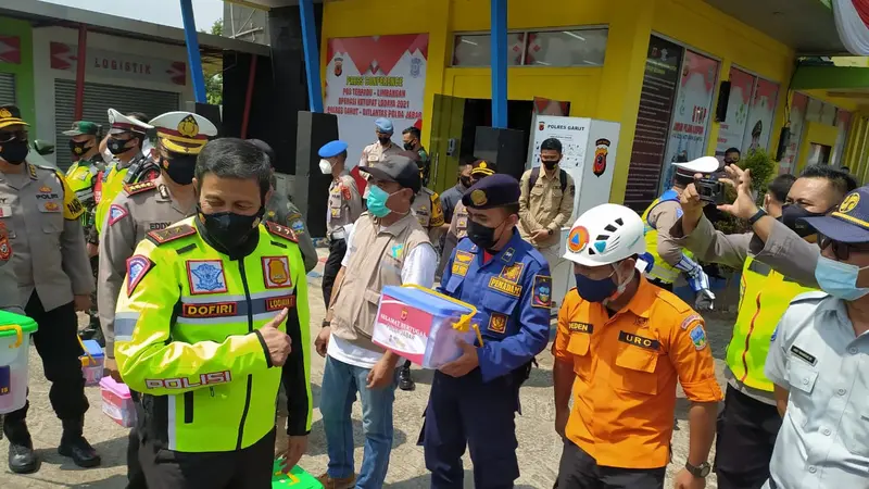 Kapolda Jabar Inspektur Jenderal Polisi Ahmad Dofiri tengah memberikan bingkisan bagi para petugas dan relawan yang bertugas selama masa penyekatan di Pos Penyekatan, Limbangan, Garut, Jawa Barat.