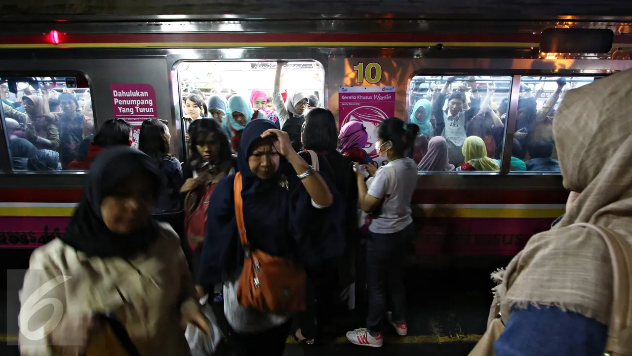 20151124-Penumpang Tetap Berjubel Meski Perjalanan KRL Alami Gangguan-Jakarta