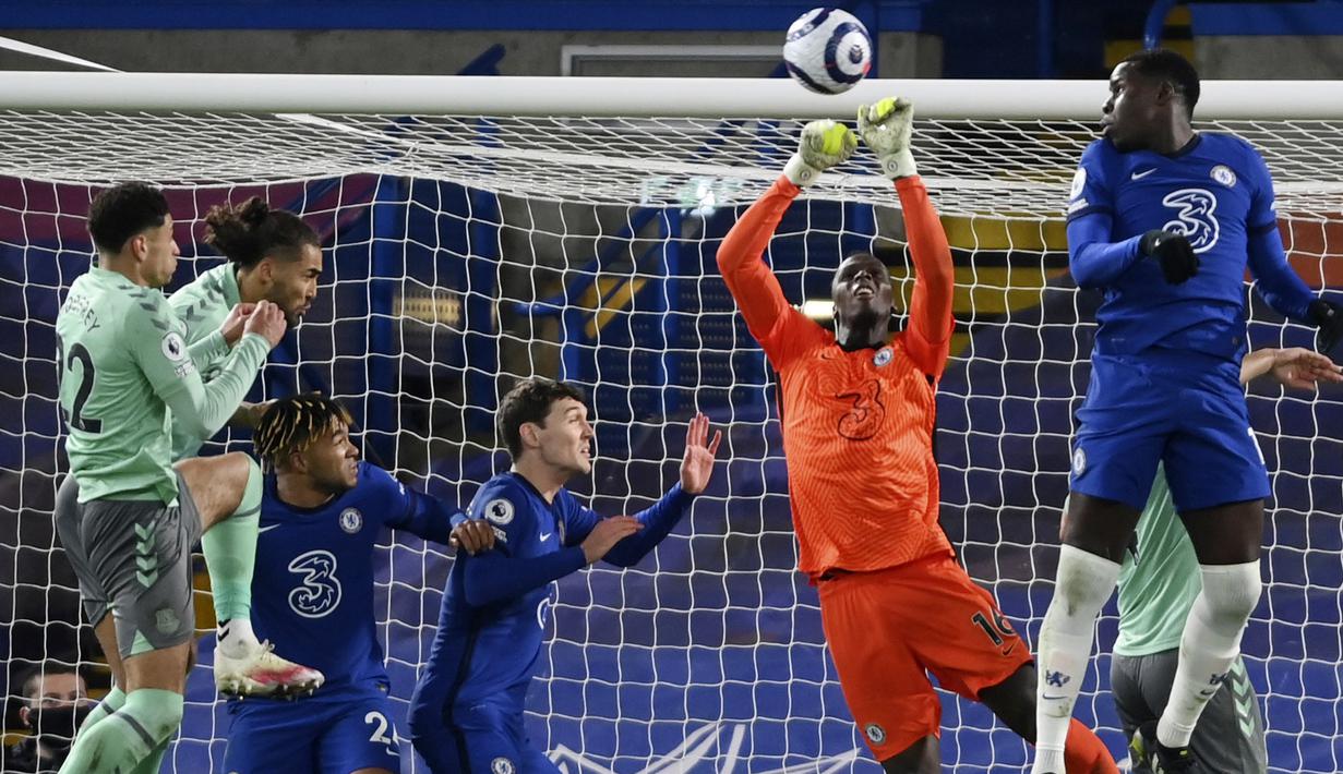 Kiper Chelsea, Edouard Mendy, menghalau bola saat melawan Everton pada laga Liga Inggris di Stadion Stamford Bridge, Senin (8/3/2021). Chelsea menang dengan skor 2-0. (Mike Hewitt/Pool via AP)