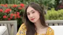 Mengenakan simpel dress floral, penampilan pemeran Lesti di sinetron Dari Jendela SMP ini makin menawan. Dress berwarna kuning dengan motif bunga ini memang sangat cocok dengan Laura Moane yang kalem. Kalung yang melingkar di lehernya tentunya mendukung penampilan Laura Moane jadi makin cantik. (Liputan6.com/IG/@its_lauramoane2)