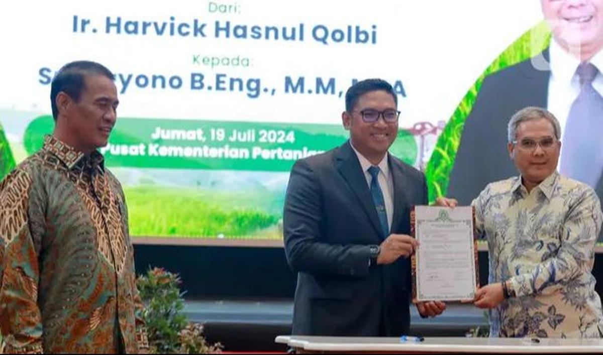Wakil Menteri Pertanian (Wamentan) baru, Sudaryono menerima menerima berita acara serah terima jabatan dari Wamentan sebelumnya, Harvick Hasnul Qolbi disaksikan Menteri Pertanian (Mentan) Andi Amran Sulaiman di Gedung A Kementerian Pertanian, Jakarta, Jum