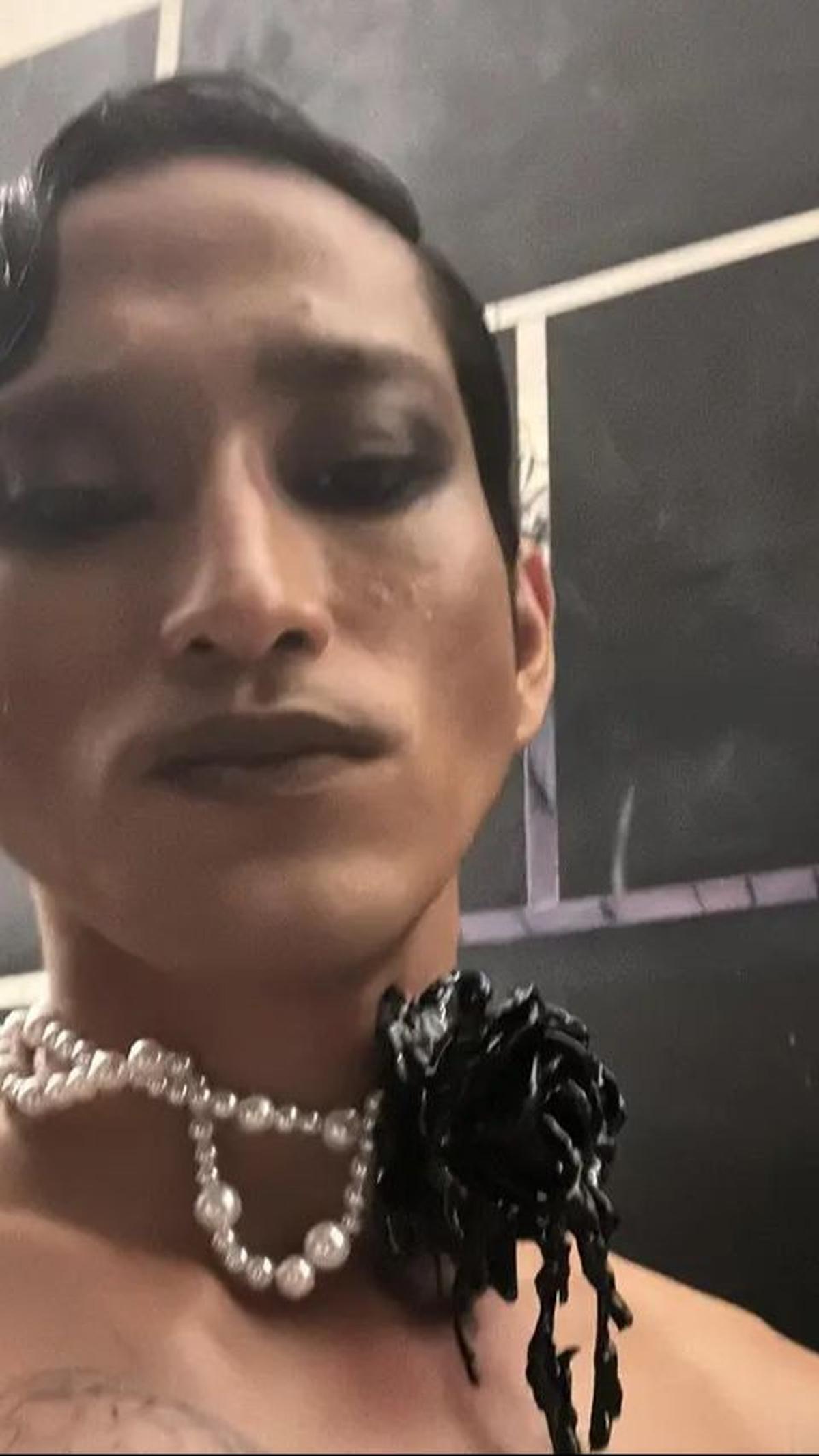 Dulu, dia pernah foto dengan gaya khas wanita Jawa.
