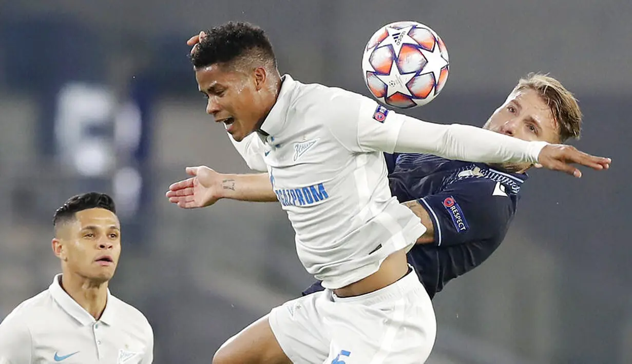 Striker Lazio, Ciro Immobile, duel udara dengan pemain Zenit Saint Petersburg, Wilmar Barrios, pada laga Liga Champions di Stadion Olimpico, Roma, Rabu (25/11/2020). Lazio menang dengan skor 3-1. (AP/Andrew Medichini)