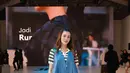 Aaliyah Massaid tampil stylish dengan gaya denim on denim yang memukau di Jakarta Fashion Week 2025. Ia memadukan atasan stripe tee dengan vest denim berpotongan longgar, serta celana jeans berpotongan lebar. Sepatu pointed-toe dan tas Dior hitam semakin menambah kesan edgy pada tampilannya. [@aaliyah.massaid].
