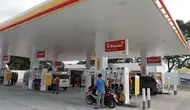 Suasana SPBU Shell yang berada di kawasan bisnis Soewarna, Bandara Soetta, Tangerang, Banten, Kamis (19/4). Shell menambah SPBU di kawasan Bandara Soetta untuk memenuhi kebutuhan bahan bakar berkualitas.(Liputan6.com/Angga Yuniar)