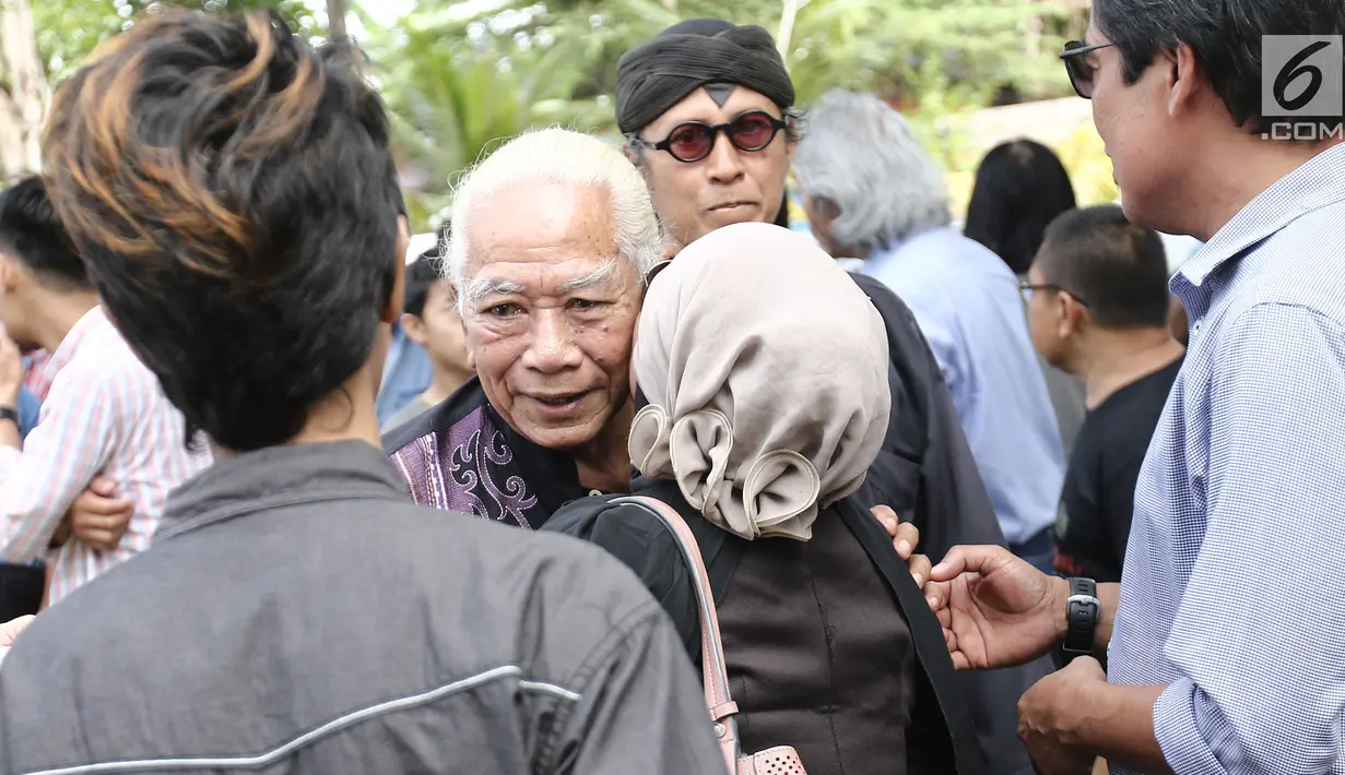 Kakak kandung Yon Koeswoyo, Nomo Koeswoyo tiba di rumah duka kawasan Pamulang, Tangerang Selatan, Jumat (5/1). Drummer Koes Bersaudara itu datang dari Magelang untuk mengantar sang adik ke peristirahatan terakhirnya. (Liputan6.com/Herman Zakharia)