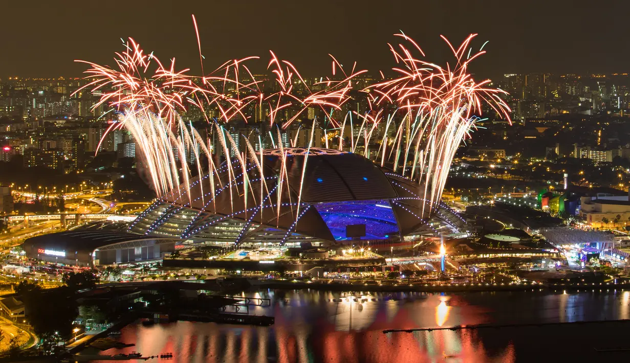 Atraksi kembang api menjadi penutup dalam Pesta Penutupan SEA Games 2015 di National Stadium, Singapura (16/6/2015). (Singapore SEA Games Organising Committee / Action Images via Reuters)