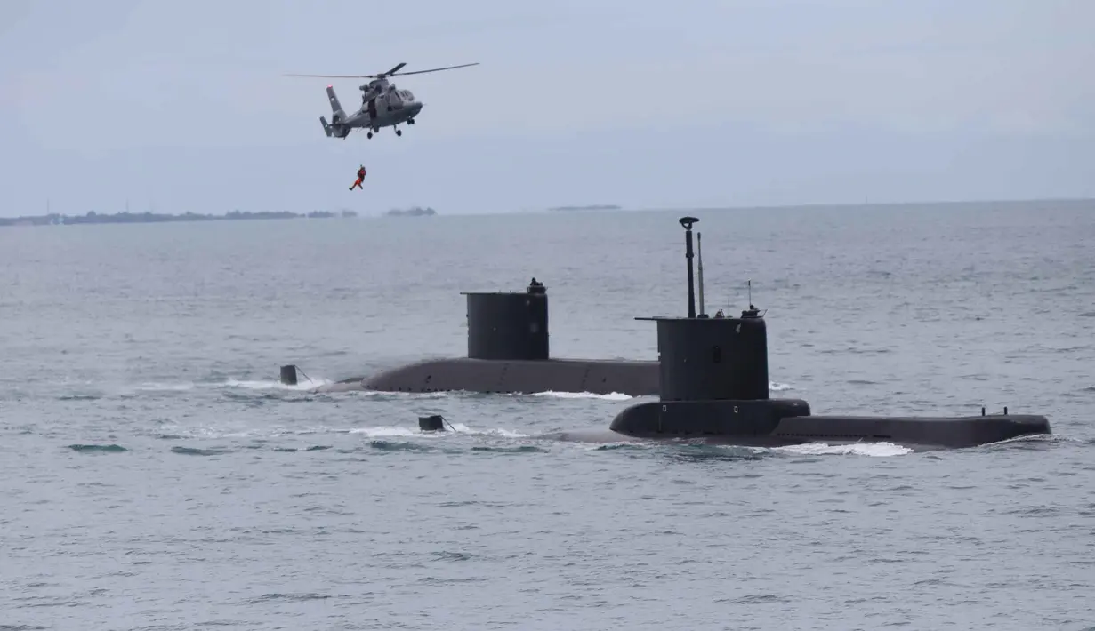 Prajurit TNI AL turun dari Helikopter Bell 412 EP Puspenerbal ke kapal selam KRI Alugoro (405) saat Sailing Pass di perairaan Teluk Jakarta, Kamis (2/10/2025). (Foto: Istimewa)
