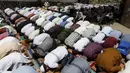 Umat muslim melaksanakan sholat Jumat selama bulan suci Ramadhan di luar sebuah masjid di Karachi, Pakistan, Jumat (23/4/2021). (AP Photo/Fareed Khan)