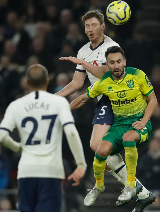 Pemain belakang Tottenham Hotspur, Jan Vertonghen melompat saat berebut bola dengan pemain Norwich City, Patrick Roberts pada pekan ke-24 Liga Inggris di Tottenham Hotspur Stadium, London, Rabu (22/1/2020). Tottenham Hotspur harus susah payah menaklukkan Norwich City 2-1. (AP/Matt Dunham)