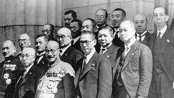 Sosok seragam militer di barisan depan adalah Hideki Tojo (perdana menteri), sebelah kanannya adalah Menteri Negara Teiichi Suzuki, ujung kiri adalah Menteri Angkatan Laut Shigetarō Shimada, dan ujung kanan Menteri Perdagangan dan Industri Nobusuke Kishi.