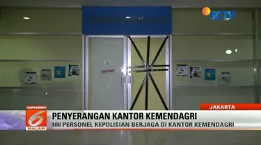 Pasca aksi penyerangan, sisa-sisa kerusakan di kantor Kementerian Dalam Negeri masih dibiarkan.