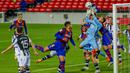 Penjaga gawang Levante Aitor Fernandez melakukan penyelamatan bola saat melawan Barcelona pada pertandingan La Liga Spanyol di Stadion Camp Nou, Barcelona, Spanyol, Minggu (13/12/2020). Barcelona menang 1-0. (AP Photo/Joan Monfort)