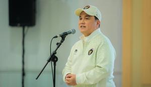 Menpora Erick Thoir memberikan sambutan dalam pengukuhan kontingen Indonesia untuk SEA Games 2025 di Auditorium Wisma Kemenpora, Senayan, Jakarta, Jumat (05/12/2025). (Bola.com/Bagaskara Lazuardi)