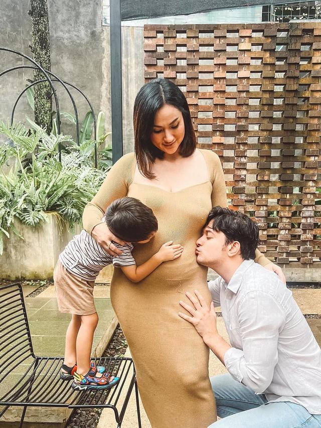 6 Potret Andrew Andika Umumkan Sang Istri Hamil Anak Kedua, Penuh Bahagia