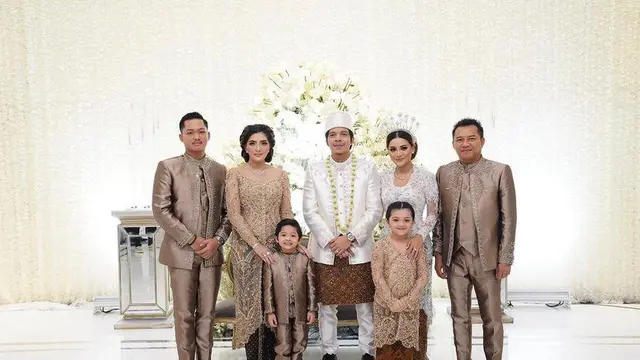 7 Inspirasi Kebaya Seragam Keluarga Artis untuk Pernikahan, dari Maudy Ayunda hingga Nikita Willy