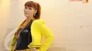 Inul Daratista terlihat cantik dengan gaun berwarna kuning saat dijumpai di SCTV Tower, Jakarta Selatan, Kamis (10/4/2014) (Liputan6.com/Andrian M Tunay).