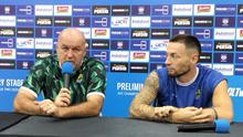 Pelatih Persib Bandung, Bojan Hodak (kiri), dan playmaker Marc Klok berbicara ke media jelang laga kontra Manila Digger. (Bola.com/Erwin Snaz)