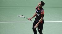 Tunggal putra Indonesia, Jonatan Christie, tampak kecewa saat melawan Chou Tien Chen pada laga Indonesia Open 2019 di Istora Senayan, Jakarta, Jumat (19/7). Jojo kalah 21-16, 18-21 dan 14-21. (Bola.com/Vitalis Yogi Trisna)