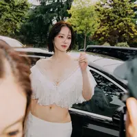 Pada 26 September, aktris Jeon Jong seo membuat heboh penggemar dengan kehadirannya di Chloe SS25 Show, Paris Fashion Week. [@jeonjongseo.adores/x].