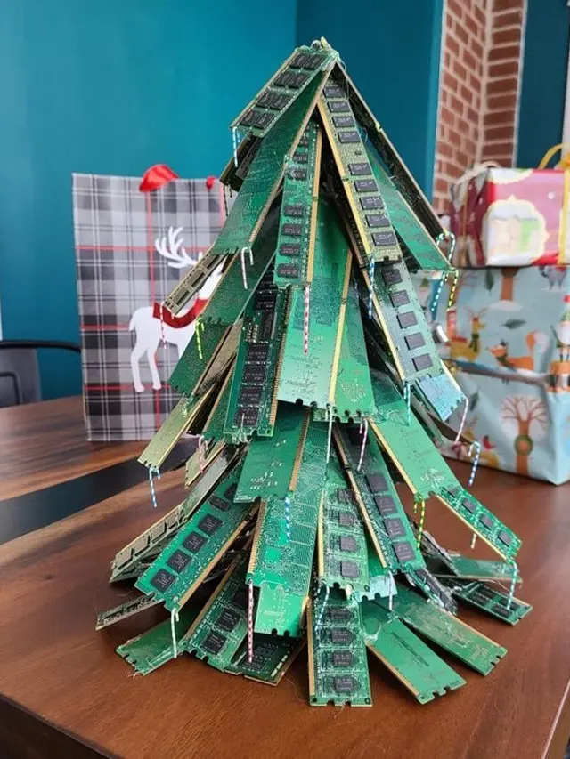 Tidak Harus Mewah, Ini 7 Potret Pohon Natal dari Barang Bekas