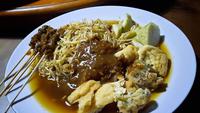 12 Rekomendasi Tempat Makan Lontong Balap di Surabaya, Nikmatnya Jawa Timur Banget