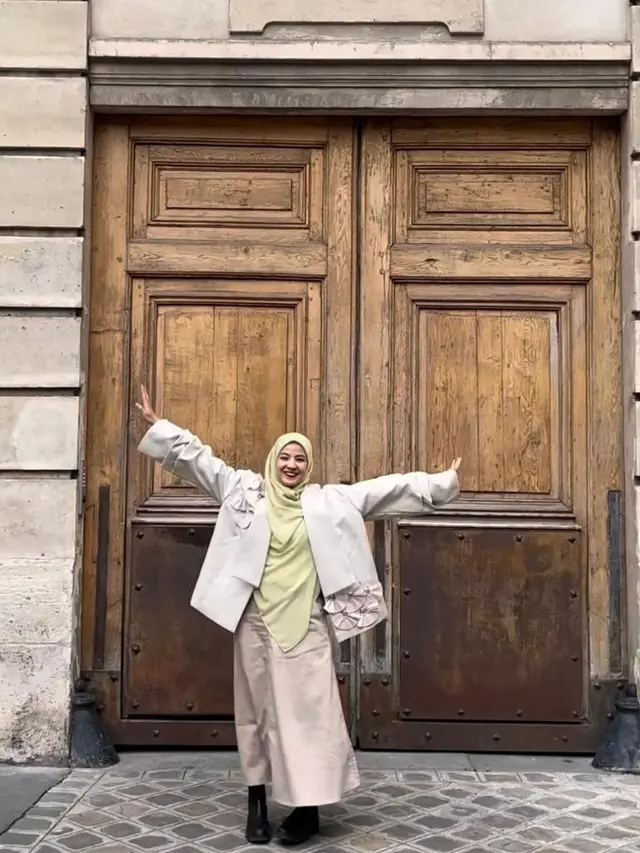 8 OOTD Hijab Natasha Rizky, Nina Zatulini, Dian Ayu, dan Ratna Galih saat Liburan di Paris