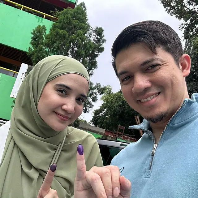 Potret 9 Pasangan Artis Kompak Pergi Nyoblos, Wajah Sumringah Usai Pakai Hak Pilih