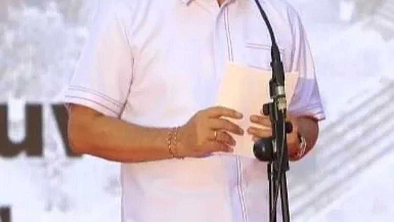 Bupati Klungkung I Nyoman Suwirta bacaleg DPRD Bali. Ia bertarung lewat PDIP.