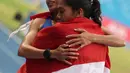 Pelari putri Indonesia, Odekta Elvina Naibaho dipeluk oleh pelari putri Filipina setelah menyelesaikan nomor lari 10.000 meter SEA Games 2023 di Stadion Morodok Techo National Stadium, Phnom Penh, Kamboja, Jumat (12/5/2023). Odekta meraih medali perunggu dengan catatan waktu 35 menit 31,03 detik sementara medali emas dan perak direbut dua atlet Vietnam, Thi Oanh Nguyen (35 menit 11,53 detik) dan Thi Hong Le Pham (35 menit 21,09 detik). (Bola.com/Abdul Aziz)