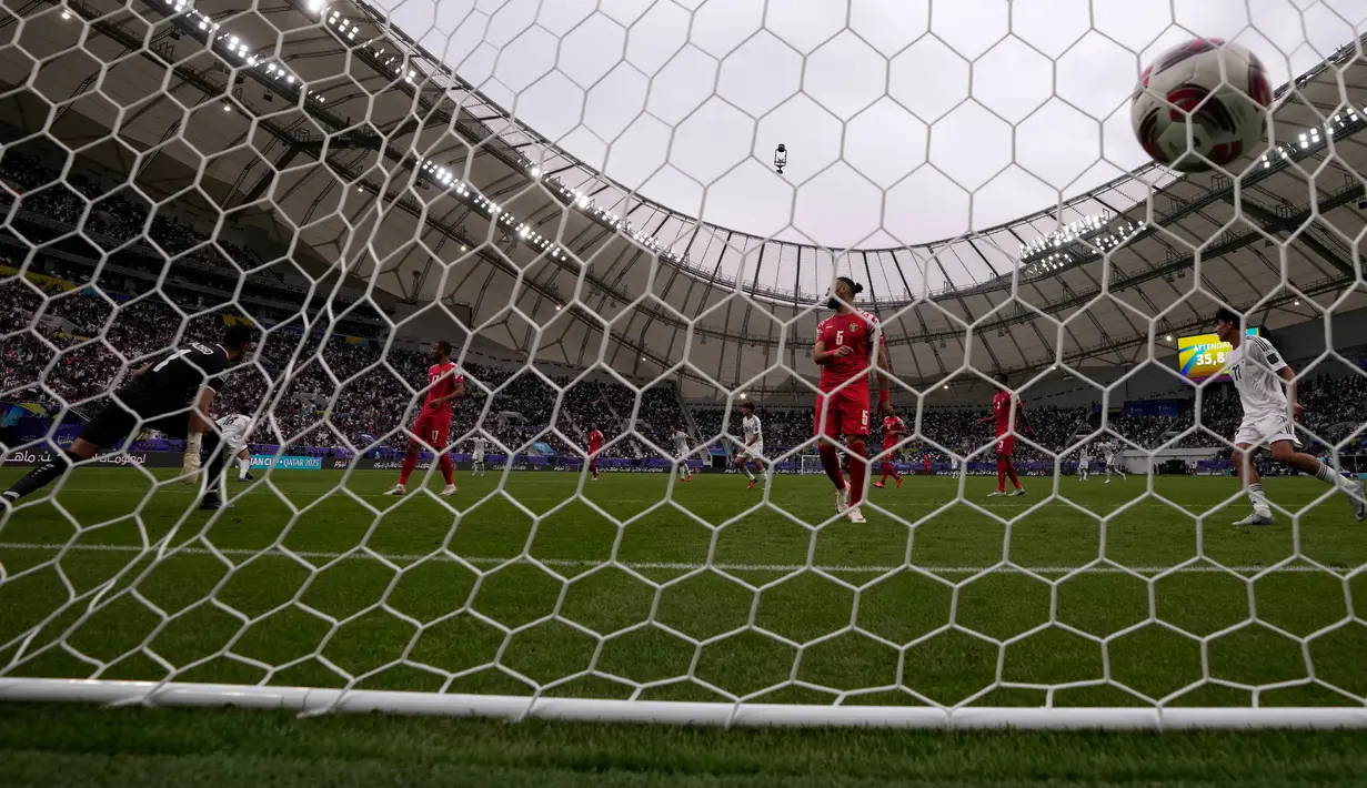Gol penyeimbang Irak tercipta pada menit ke-68. Saad Natiq menanduk masuk bola sepak pojok Abdulla Jassim Ali. Skor sama kuat 1-1. (AP Photo/Thanassis Stavrakis)