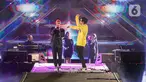 Penyanyi Armand Maulana (kanan) berduet dengan Afgan Syahreza pada hari kedua konser New Live Experience 2020 di Parkir Barat JIExpo Kemayoran, Jakarta, Minggu (30/8/2020). Dalam penampilannya, Armand dan Afgan membawakan beberapa lagu hits dari album terbaik mereka. (Liputan6.com/Faizal Fanani)