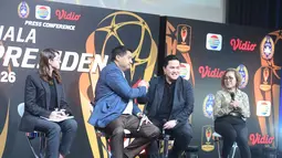 (dari kiri)  Ketua OC Piala Presiden Tsamara Amany, Ketua Steering Committee (SC) Piala Presiden Maruarar Sirait, Ketua Umum PSSI Erick Thohir dan Direktur Emtek Media Harsiwi Achmad saat press conference Piala Presiden 2026 di Studio Lantai 8 SCTV Tower - Senayan City, Jakarta, Senin (06/07/2026). (Merdeka.com/ Arie Basuki)