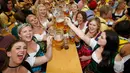 Sejumlah wanita Oktoberfest bersulang dengan segelas bir saat  pembukaan festival minum bir tahunan yang ke-183 di Munich, Jerman, Sabtu (17/9). (REUTERS/Michaela Rehle)