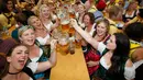 Sejumlah wanita Oktoberfest bersulang dengan segelas bir saat  pembukaan festival minum bir tahunan yang ke-183 di Munich, Jerman, Sabtu (17/9). (REUTERS/Michaela Rehle)