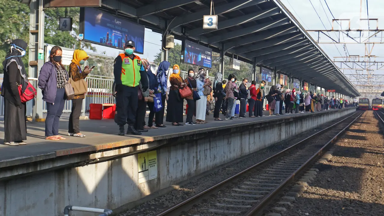 Penumpang KRL di Stasiun Bekasi