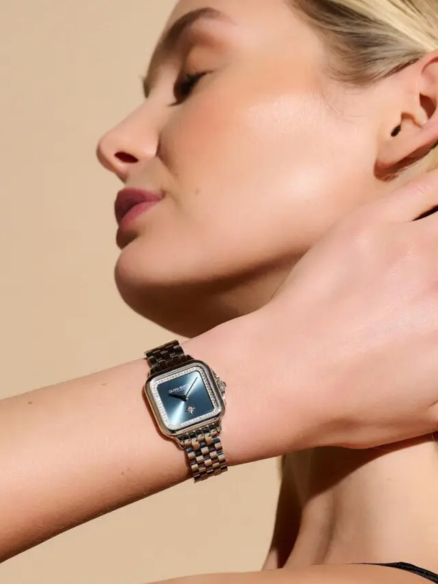 Contoh jam tangan yang diperkenalkan pada kampanye “Moments”