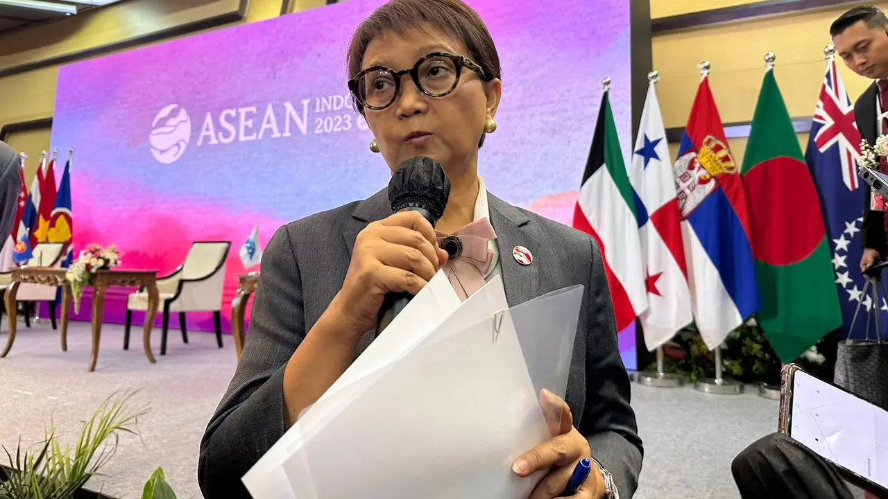 Menteri Luar Negeri RI Retno Marsudi saat ditemui media setelah pertemuan menlu ASEAN di Kantor Sekretariat ASEAN, Jakarta, Senin (4/9/2023). (Liputan6.com/Benedikta Miranti)