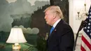 Presiden AS Donald Trump meninggalkan Ruang Diplomatik usai memberi pernyataan terkait penembakan terhadap Steve Scalise di Gedung Putih di Washington (14/6). (AFP Photo/Nicholas Kamm)