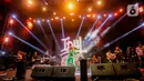 Inul tak kenal lelah bergoyang menghentak-hentakan pinggulnya di hadapan para penonton. (Liputan6.com/Faizal Fanani)